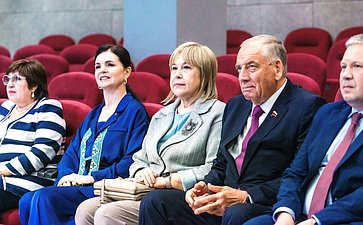 Сенаторы посетили Школу креативных индустрий на базе Окружного Дома народного творчества и Центр народных художественных промыслов и ремесел