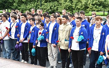 Участники «Поезда Памяти» возложили цветы к Могиле Неизвестного Солдата в Александровском саду и посетили Кремль