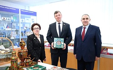 Директор Федерального института промышленной собственности (ФИПС) Олег Неретин вручил Артему Малащенкову свидетельство об исключительном праве на региональный бренд «Смоленская вышивка»
