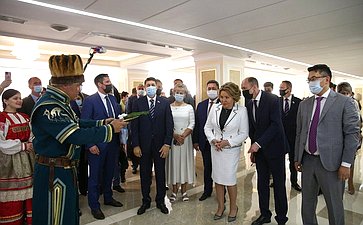 Валентина Матвиенко и глава Республики Алтай открыли в верхней палате парламента выставку, посвященную основным направлениям развития региона