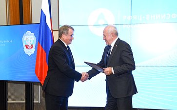 Сенаторы посетили российское государственное научное и производственное предприятие «Российский федеральный ядерный центр — Всероссийский научно-исследовательский институт экспериментальной физики» (РФЯЦ — ВНИИЭФ)