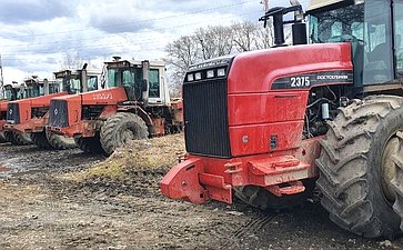 Андрей Базилевский в рамках поездки в регион проконтролировал ход весенних полевых работ в районе имени Лазо