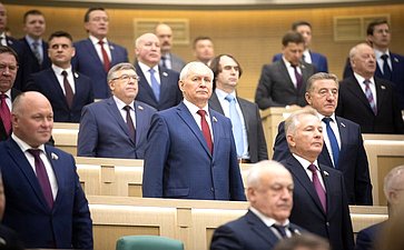 Сенаторы слушают гимн России перед началом 453-го заседания Совета Федерации