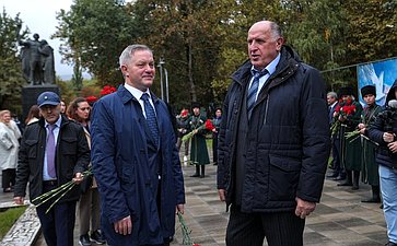 Сенаторы РФ возложили цветы к мемориалу Воину-освободителю в парке им. Ленинского комсомола в Махачкале (фото пресс-служба Министерства экономики и территориального развития Республики Дагестан)