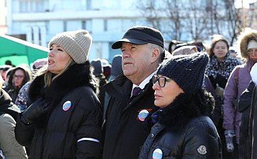 Татьяна Сахарова в рамках рабочей поездки в регион в Североморске приняла участие в концерте-митинге «Za Мир без нацизма!» в поддержку российской армии
