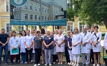Олег Алексеев в ходе рабочей поездки в регион поздравил медицинских работников города Саратова с профессиональным праздником