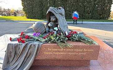 Айрат Гибатдинов вместе с бойцами разведывательно-штурмовой бригады «Ветераны» почтили память жертв трагедии в Беслане и возложили цветы к мемориалу