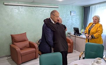 Владимир Киселев поздравил с праздником участника Великой Отечественной войны