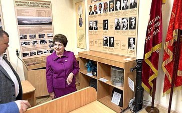 Екатерина Алтабаева от имени Председателя СФ Валентины Матвиенко вручила коллективу ГУП «Водоканал» Почетную грамоту верхней палаты Федерального Собрания за большой вклад в развитие жилищно-коммунального хозяйства