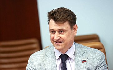 Олег Голов