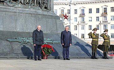 Сенаторы приняли участие в возложении цветов к Монументу Победы (фото: Пресс-служба Совета Республики Национального собрания Беларуси)