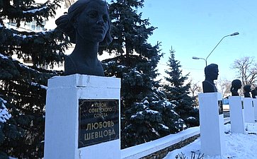 Айрат Гибатдинов возложил цветы к мемориалу «Непокорённые» в городе Краснодон Луганской Народной Республики