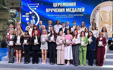 Анатолий Артамонов вручил медали выпускникам Калужской области