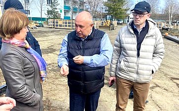 Андрей Базилевский в ходе региональной поездки побывал на строительных площадках загородных оздоровительных лагерей