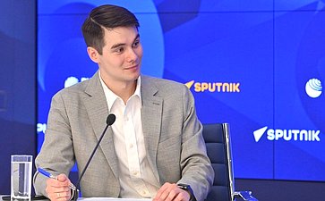 В Пресс-центре «Россия сегодня» состоялась пресс-конференция сенатора РФ, гроссмейстера Сергея Карякина, приуроченная к Международному дню шахмат