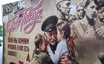 Ольга Бас в ходе поездки в регион посетила Луганскую среднюю школу № 13, где прошло торжественное открытие отреставрированного музея «История Каменного Брода»
