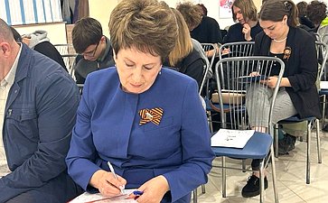Екатерина Алтабаева в ходе поездки в регион приняла участие в международной акции «Диктант Победы»