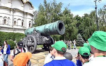 Участники «Поезда Памяти» возложили цветы к Могиле Неизвестного Солдата в Александровском саду и посетили Кремль