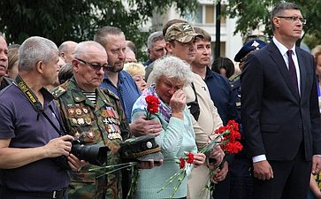 Андрей Шохин принял участие в открытии во Владимире памятника Герою России Роману Кутузову