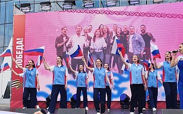Александр Ролик во Владивостоке, в кампусе Дальневосточного федерального университета принял участие в патриотической акции «Международный Вальс Победы»