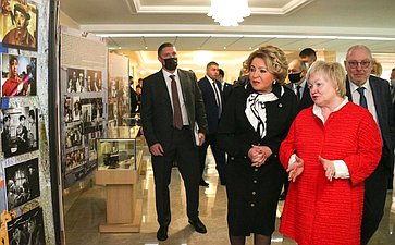 Валентина Матвиенко осмотрела выставку, посвященную 100-летию со дня рождения Юрия Никулина