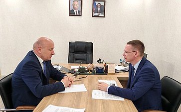 Виталий Назаренко в ходе поездки в регион обсудил с министром ЖКХ, топлива и энергии Майраном Тамаевым актуальные вопросы жилищно-коммунального хозяйства, проблему аварийного жилья