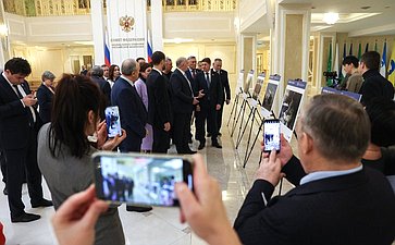 Андрей Шевченко открыл в Совете Федерации фотовыставку «Донбасс за нами»