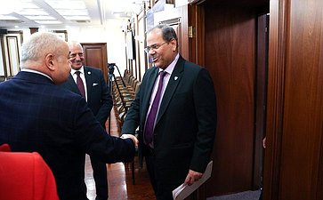 Ильяс Умаханов провел встречу с Чрезвычайным и Полномочным Послом Королевства Бахрейн в РФ Ахмедом Абдулрахманом Махмудом Аль-Саати и Главой Представительства Лиги арабских государств в России Валидом Хамидом Шилтагом