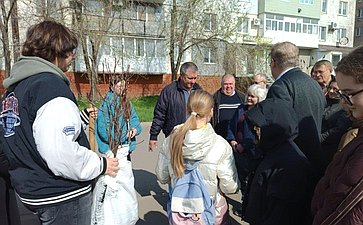 Александр Никитин передал посадочный материал — саженцы рябины и сосны из питомника г. Мичуринска Тамбовской области для закладки аллеи в городе Краснодон Луганской Народной Республики