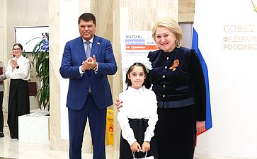 Лилия Гумерова и Дмитрий Василенко открыли в верхней палате выставку детского рисунка «Жизнь, делённая на граммы»