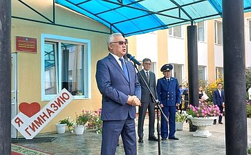 Баир Жамсуев поздравил с Днем знаний педагогов и учащихся Агинской окружной гимназии-интерната