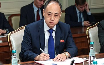 Встреча первого заместителя председателя Комитета СФ по международным делам Владимира Джабарова с руководителем группы содействия развитию корейско-российской дружбы в Верховном народном собрании КНДР Ли Чхолем