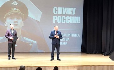 Игорь Мурог поздравил ряжских защитников Отечества и поддержал благотворительную ярмарку «Движения Первых»