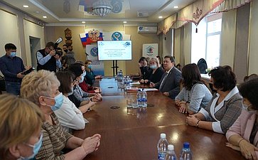 Владимир Полетаев встретился с медицинскими работниками и представителями учительского сообщества