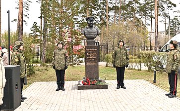 Сенаторы приняли участие в возложении цветов генерал-полковнику Бурлакову М.П., командующему западной группировкой войск, и Герою Советского Союза, генерал-майору Балдынову В.В