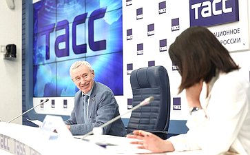 В пресс-центре ТАСС прошла пресс-конференция председателя Комиссии СФ по защите государственного суверенитета и предотвращению вмешательства во внутренние дела РФ Андрея Климова, посвященная построению новой архитектуры евразийской безопасности