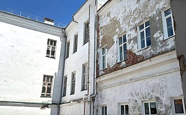 Айрат Гибатдинов проверил ход ремонта школ в Ульяновске