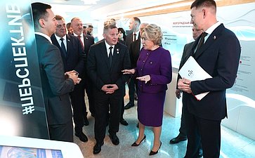 Валентина Матвиенко и Андрей Бочаров осмотрели выставку, посвященную перспективным направлениям развития Волгоградской области