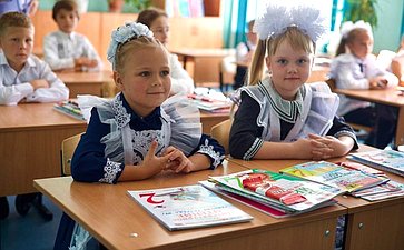 Александр Савин принял участие в торжественной линейке, посвященной Дню знаний