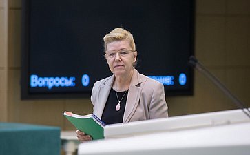 Мизулина Елена Борисовна, заместитель председателя Комитета СФ по конституционному законодательству и государственному строительству