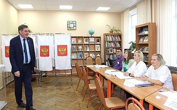 Александр Савин в г. Калуге и в г. Обнинске посетил несколько избирательных участков, на которых смогут проголосовать жители новых регионов