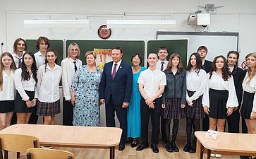Александр Ролик в День знаний принял участие в торжественной линейке в школе № 39 г. Владивостока