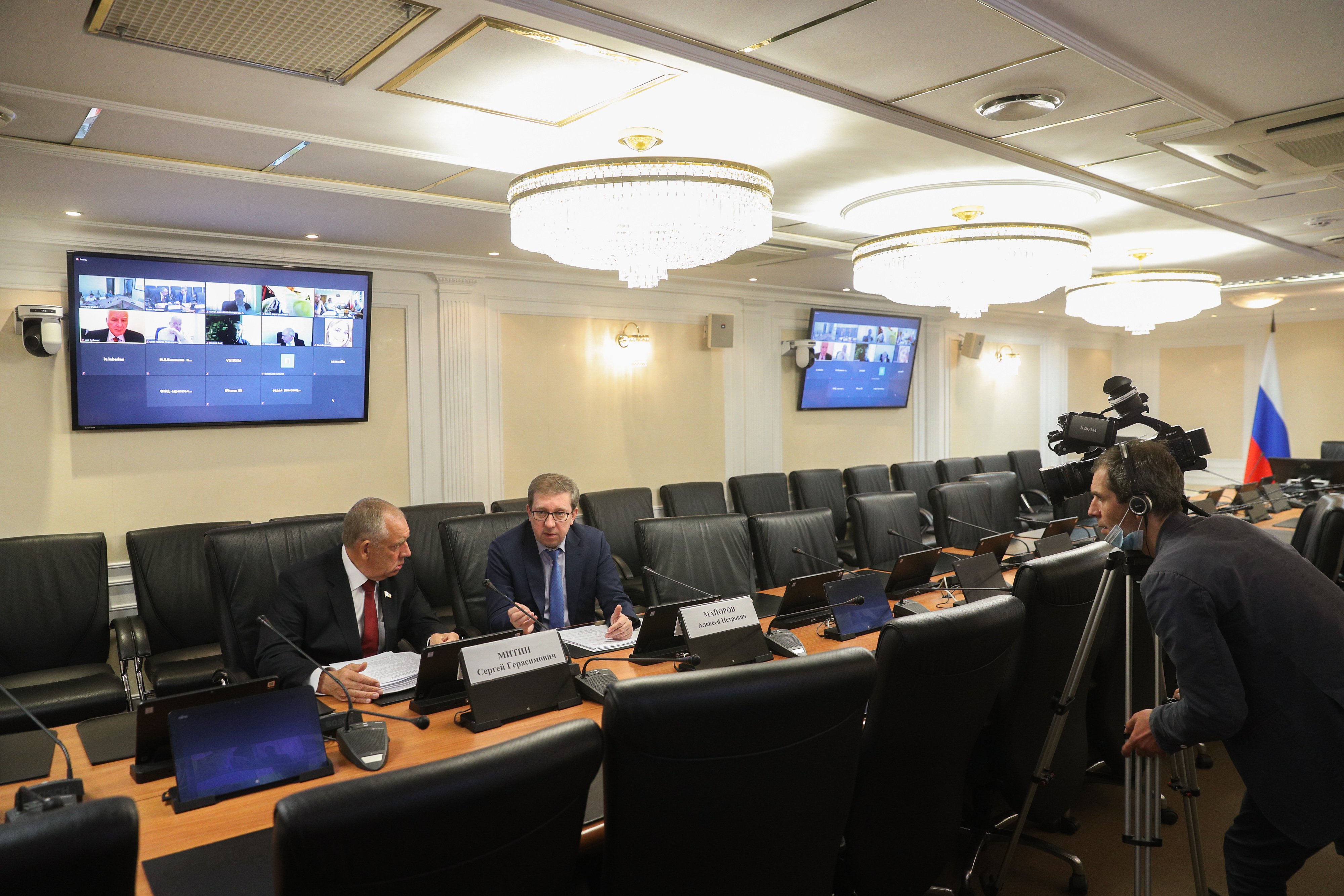 Сенаторы обсудили вопрос оптимизации деятельности госучреждений по ...