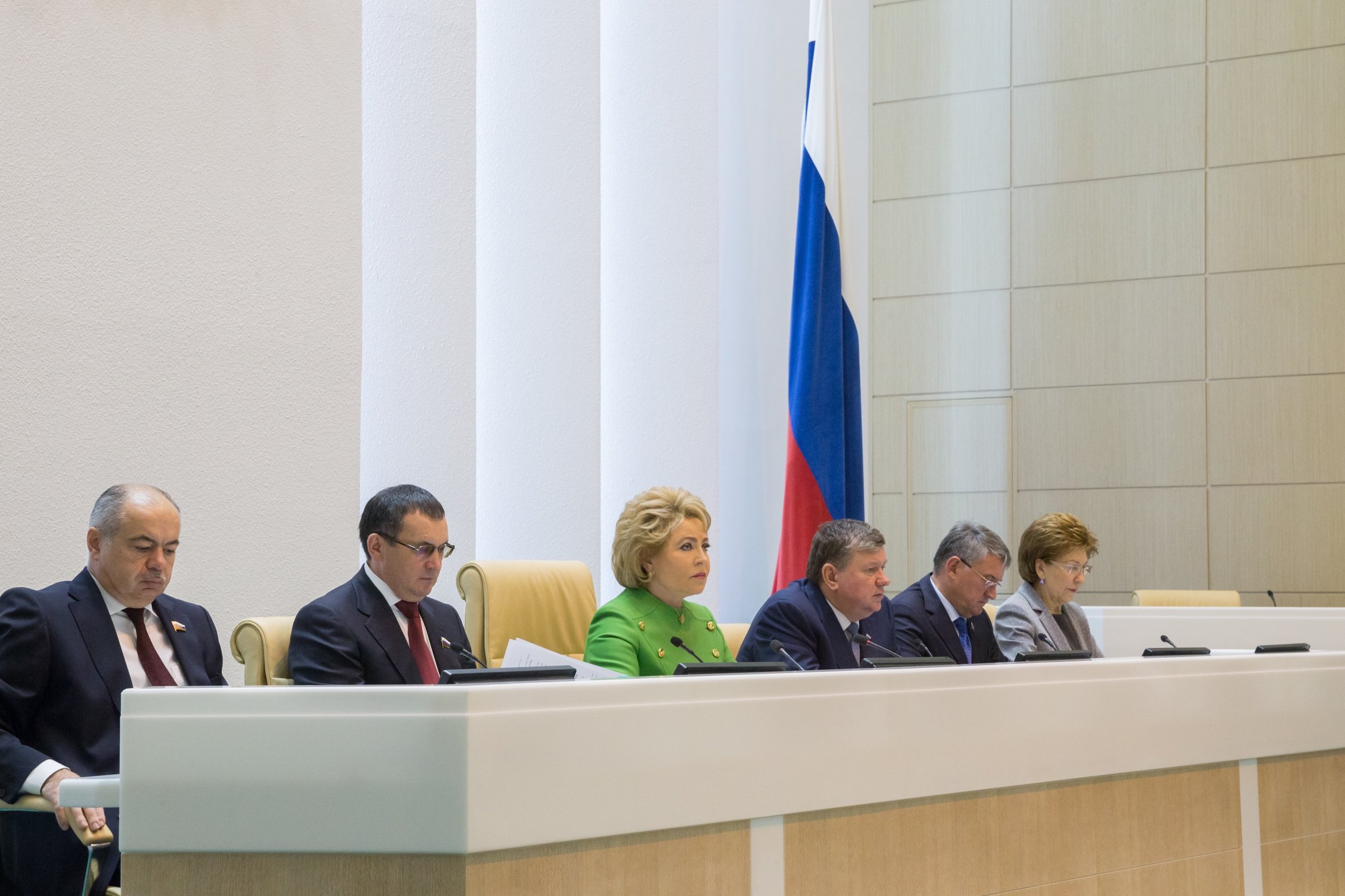 Одобрен закон «О минимальном размере оплаты труда» | Совет Федерации ...