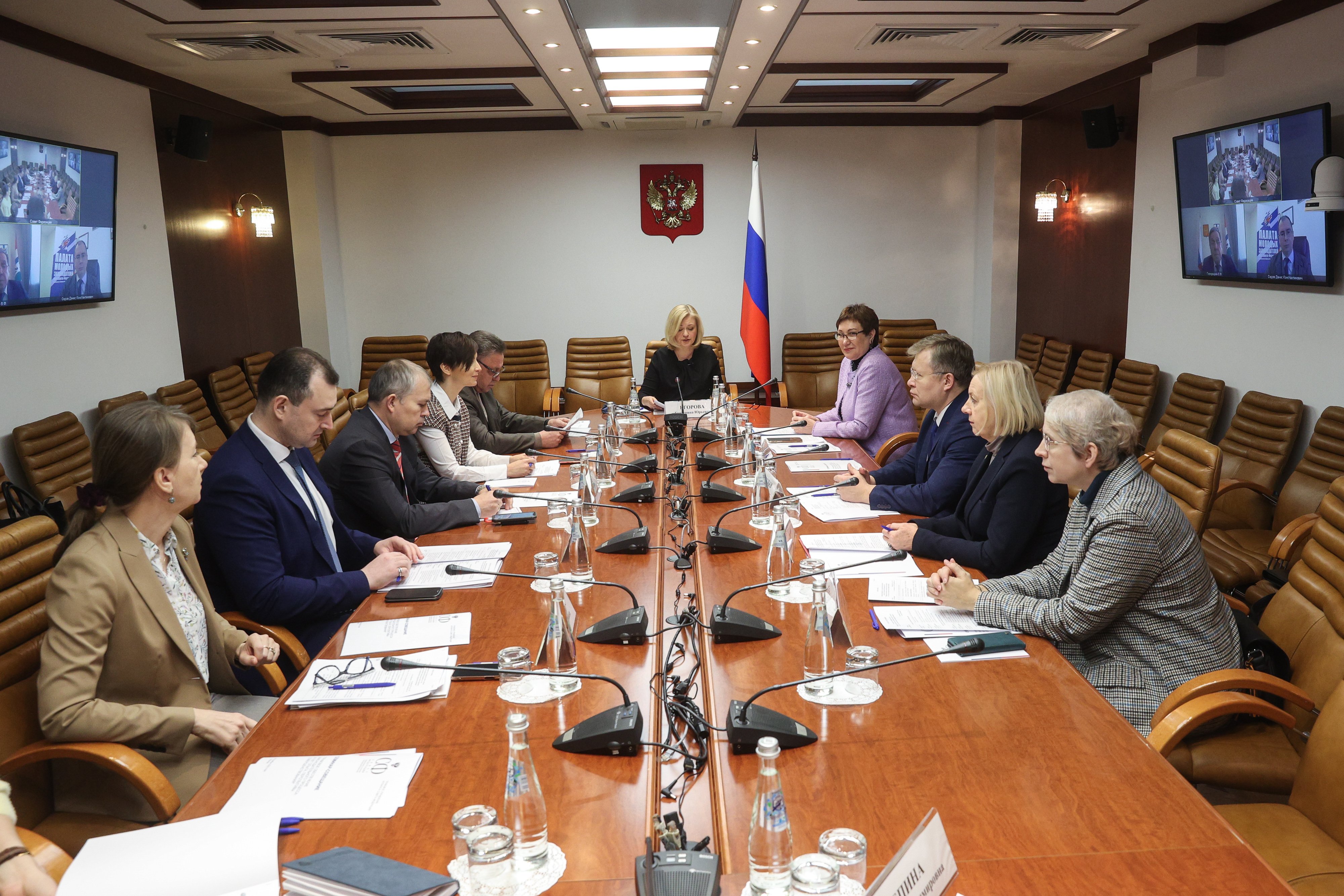 Сенаторы и представители законодательных органов власти субъектов РФ ...