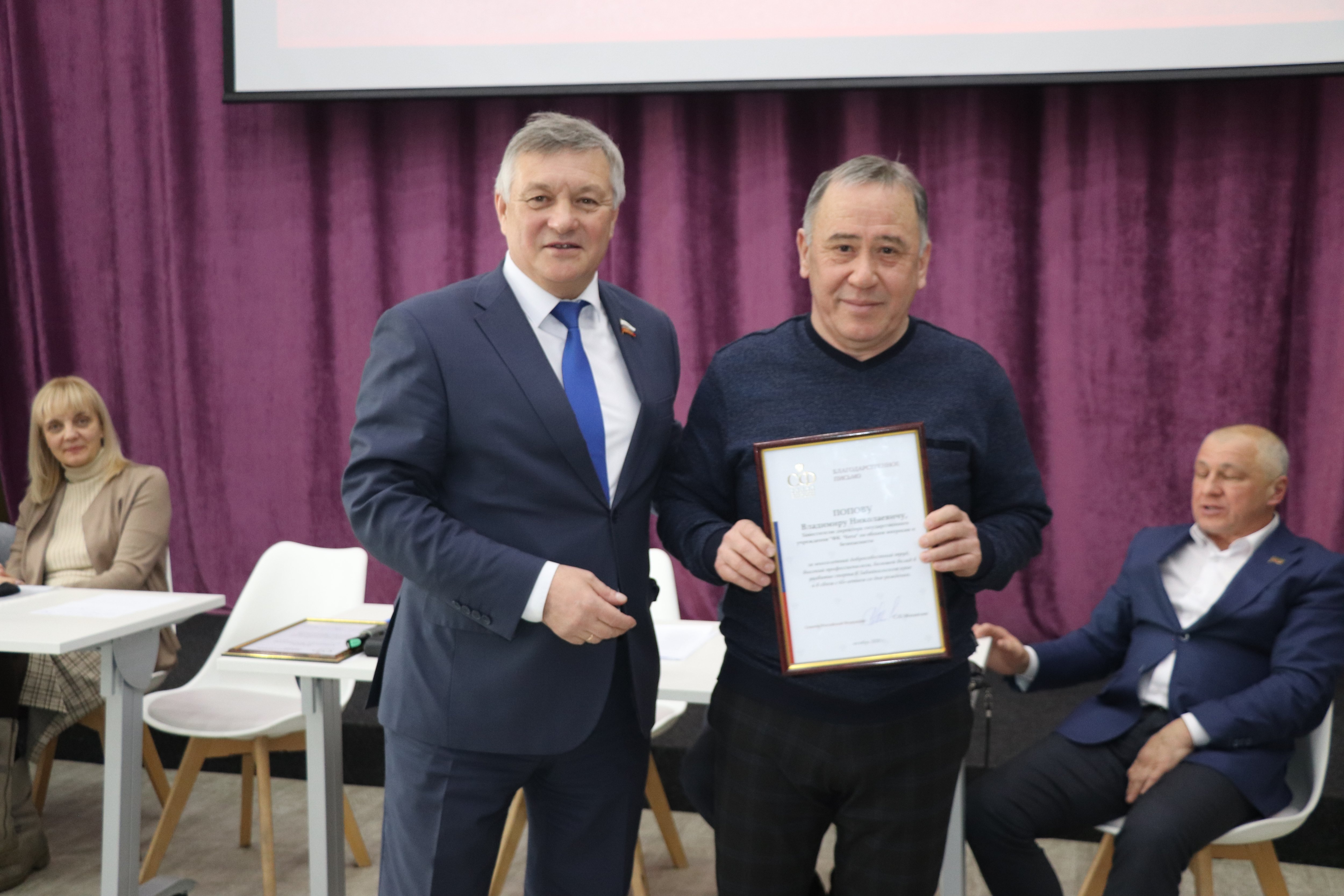 С. Михайлов обсудил развитие спорта с Федерацией футбола Забайкальского ...