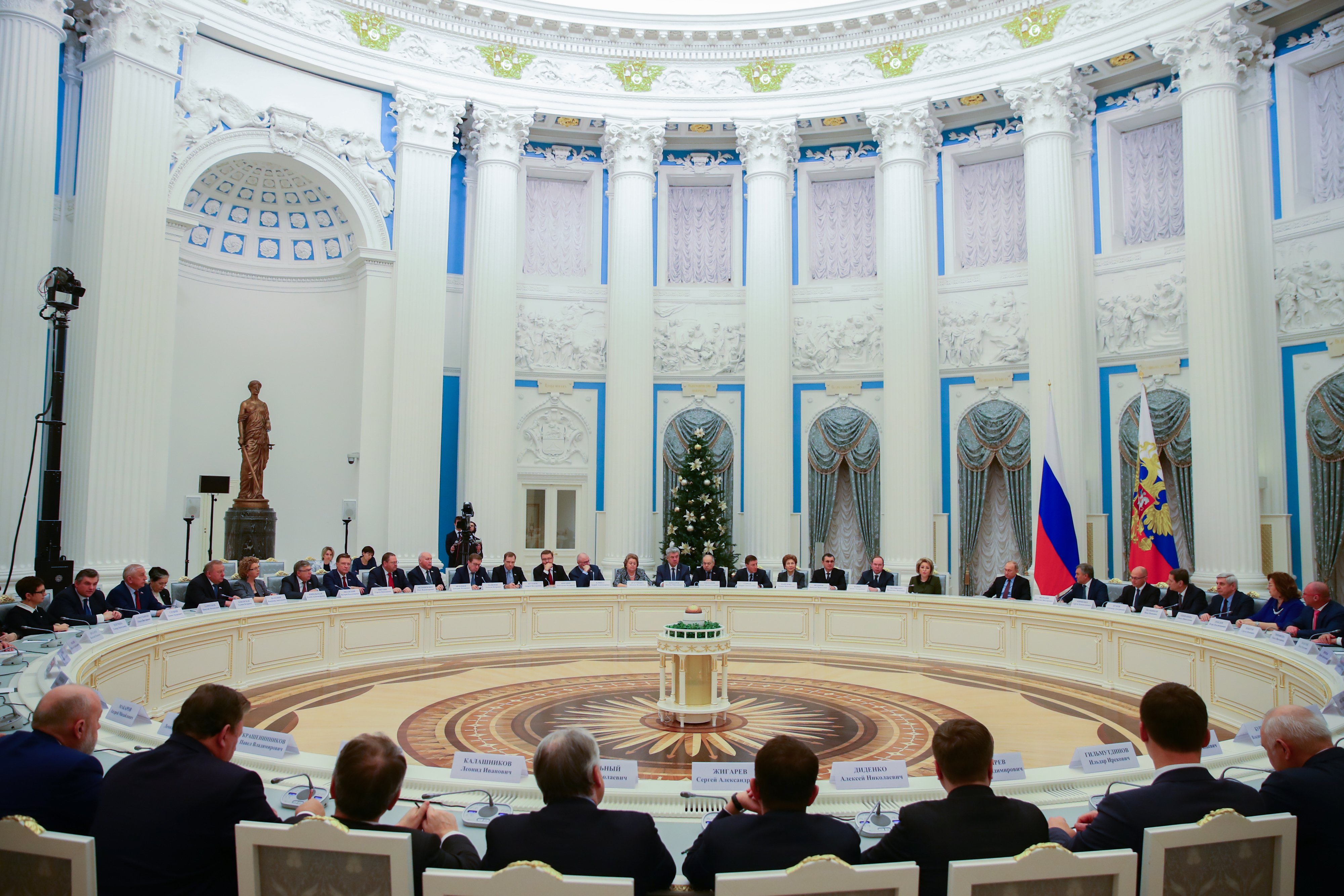 Президент РФ провел встречу с руководством Совета Федерации и ...