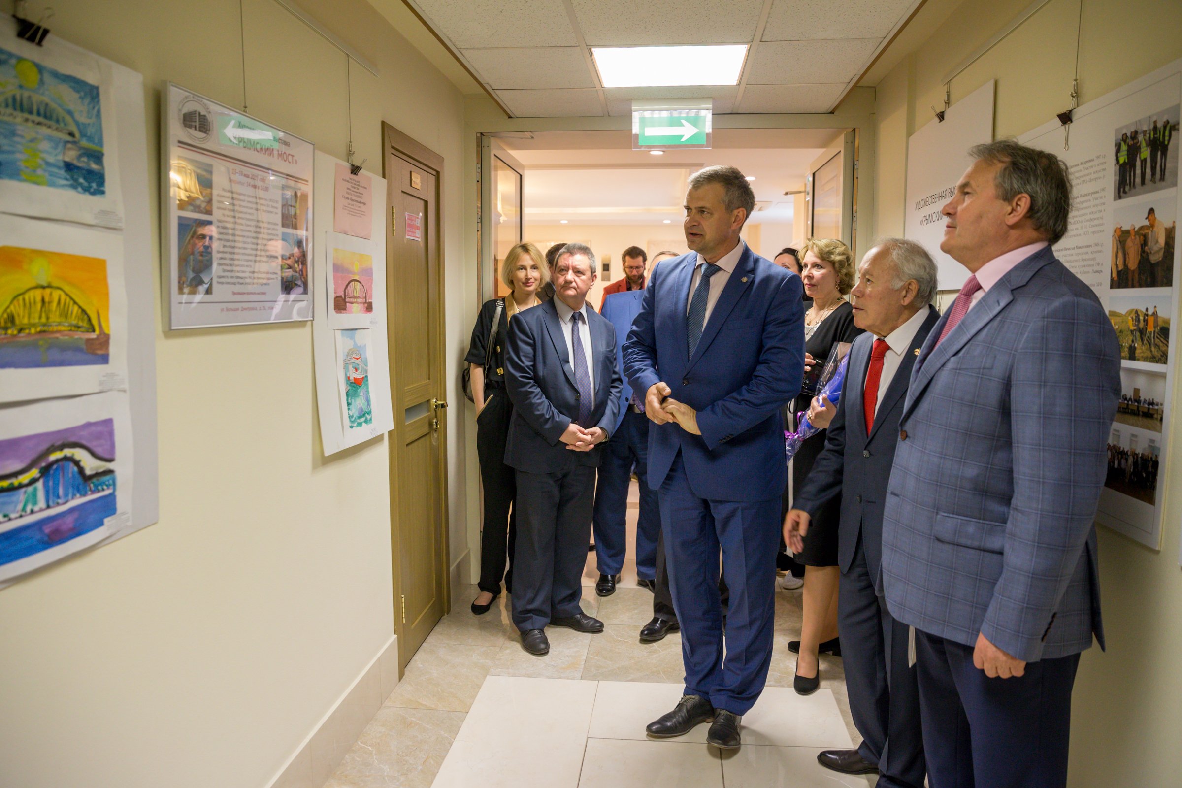 В Совете Федерации проходит художественная выставка «Крымский мост ...