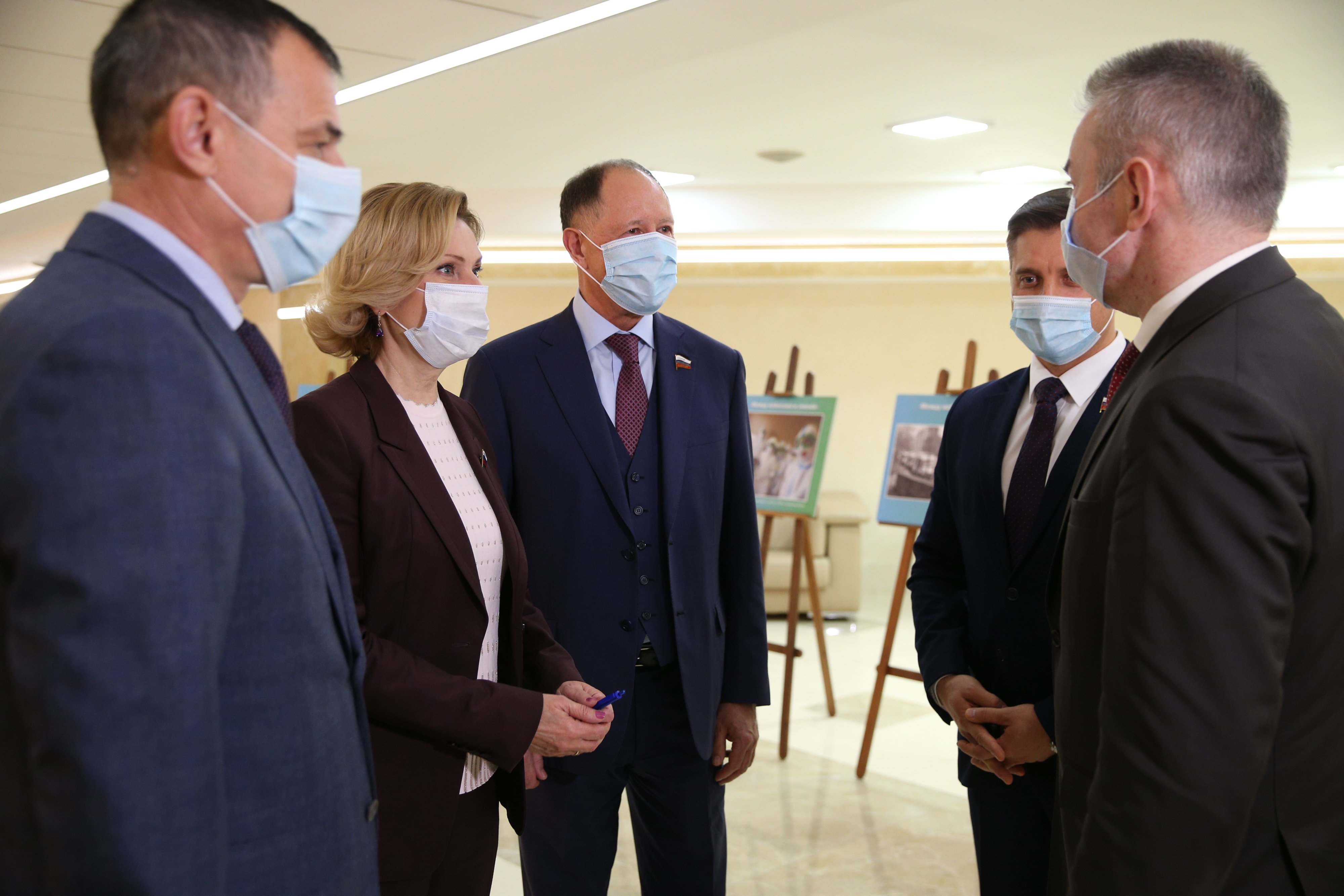 В Совете Федерации открылась фотовыставка, посвященная медикам ...