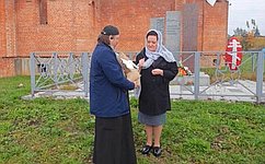 Л. Мельник доставила в строящийся храм-памятник в деревню Козино землю с легендарных бастионов Севастополя